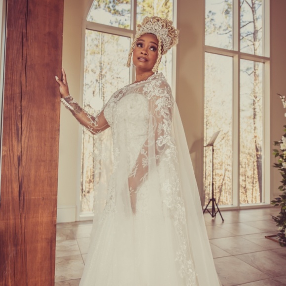 Pre-Owned Lace Embroidered Wedding Dress W/ Glitter Train - Picture 4 of 11